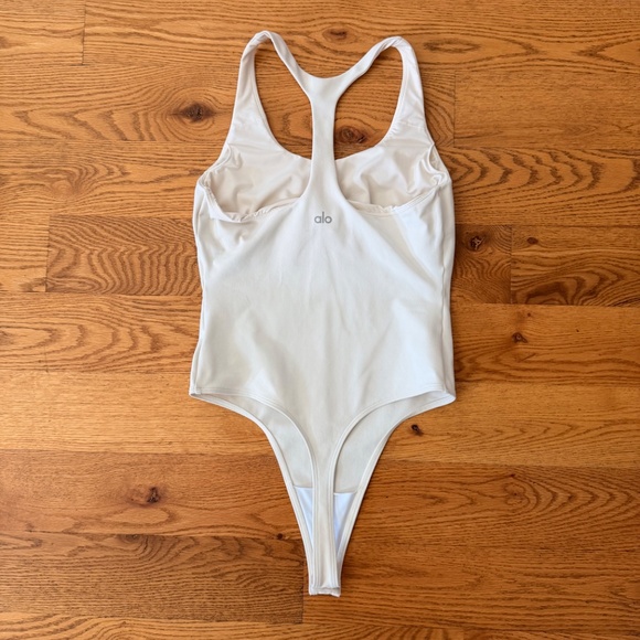 ALO Yoga Sleek Back Bodysuit in Ivory/White (Size M) - Picture 4 of 8